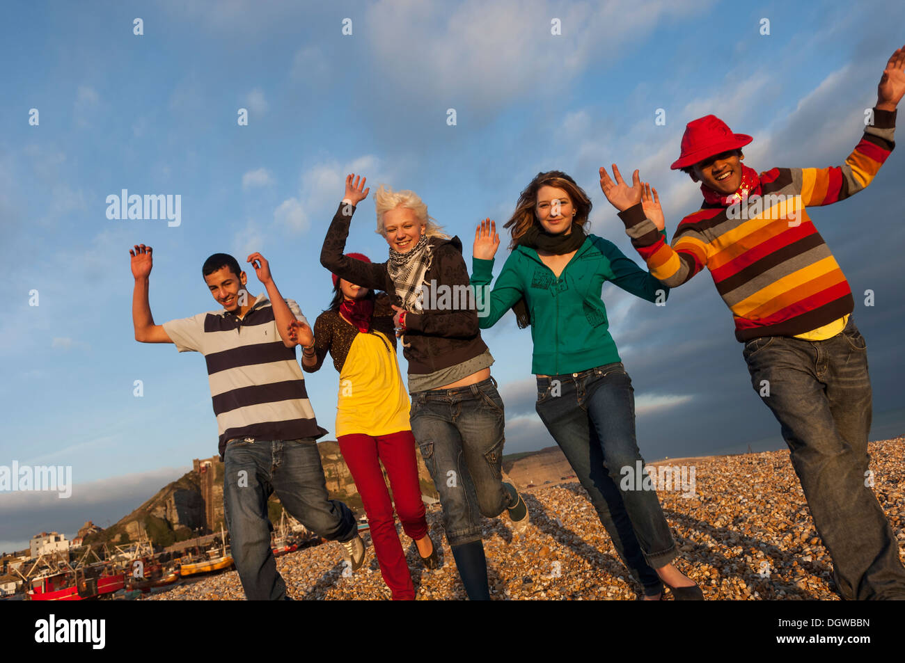 Begeisterte Teenager-Freunde laufen am Strand entlang. Hastings UK Stockfoto