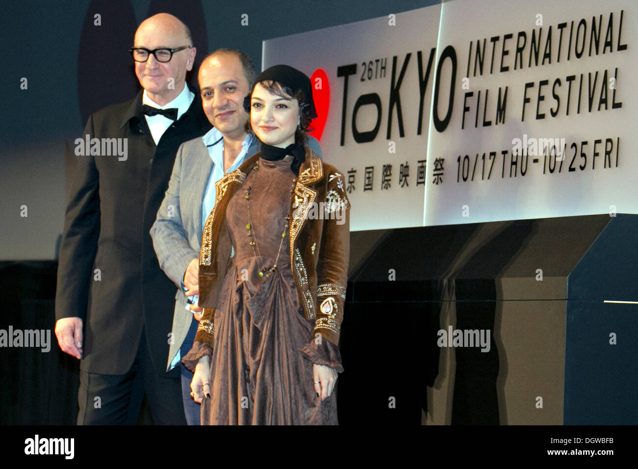 Tokio, Japan. 25. Oktober 2013. Der Regisseur des Films "Auslegung der Norm" Behnam Behzadi erhält den Sonderpreis der Jury bei der Schlussfeier des 26. Tokyo International Film Festival in Roppongi Hills in Tokio, Japan, 25. Oktober 2013. © Aflo Co. Ltd./Alamy Live-Nachrichten Stockfoto