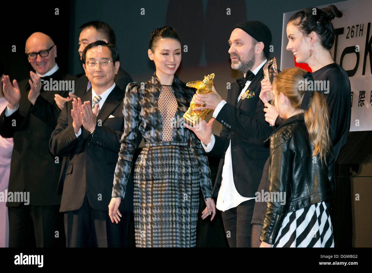 Tokio, Japan. 25. Oktober 2013. Der Regisseur des Films "Wir sind die besten" Lukas Moodyssons erhält der Tokyo Sakura Grand Prix und der Gouverneur von Tokio Award bei der Schlussfeier des 26. Tokyo International Film Festival in Roppongi Hills, Tokio, Japan, 25. Oktober 2013. © Aflo Co. Ltd./Alamy Live-Nachrichten Stockfoto