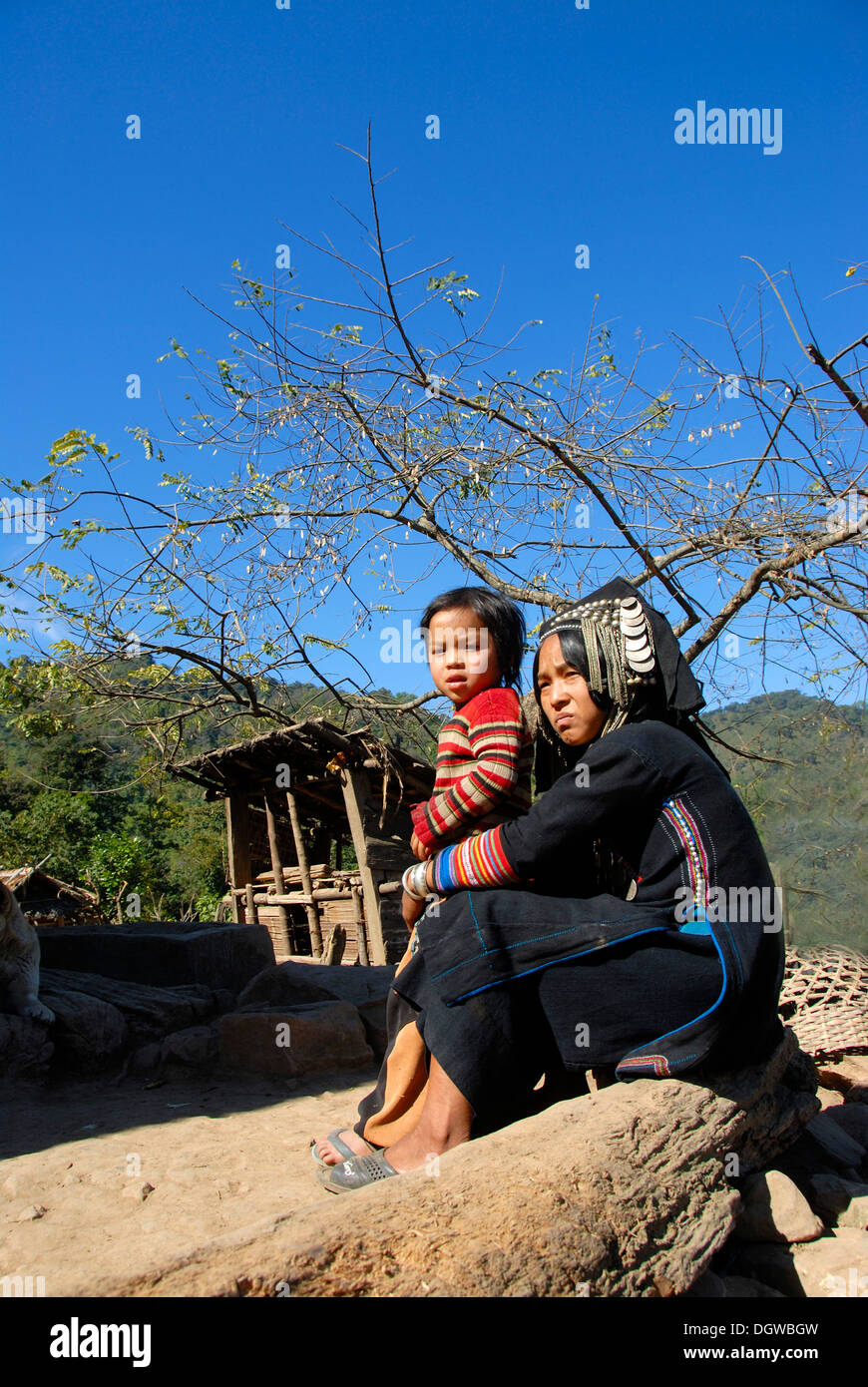 Mutter und Kind, junge Frau der Akha Pixor Volksgruppe, Tracht, Trachten, indigo Farbe Stockfoto