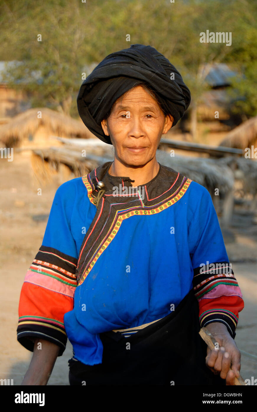 Porträt einer Frau der Volksgruppe in traditionellen bunten blauen Kleid und schwarzen Turban, Dorf Ban Savang Lolo Stockfoto