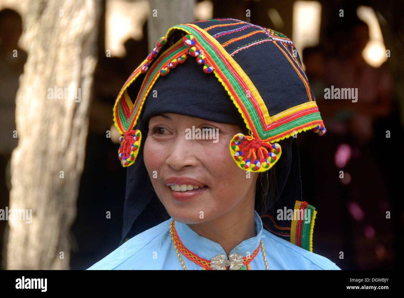 Bildnis einer Frau von der Tai Dam ethnische Gruppe tragen traditionelle Kleidung und Indigo gefärbten Schal mit bunt bestickt Stockfoto