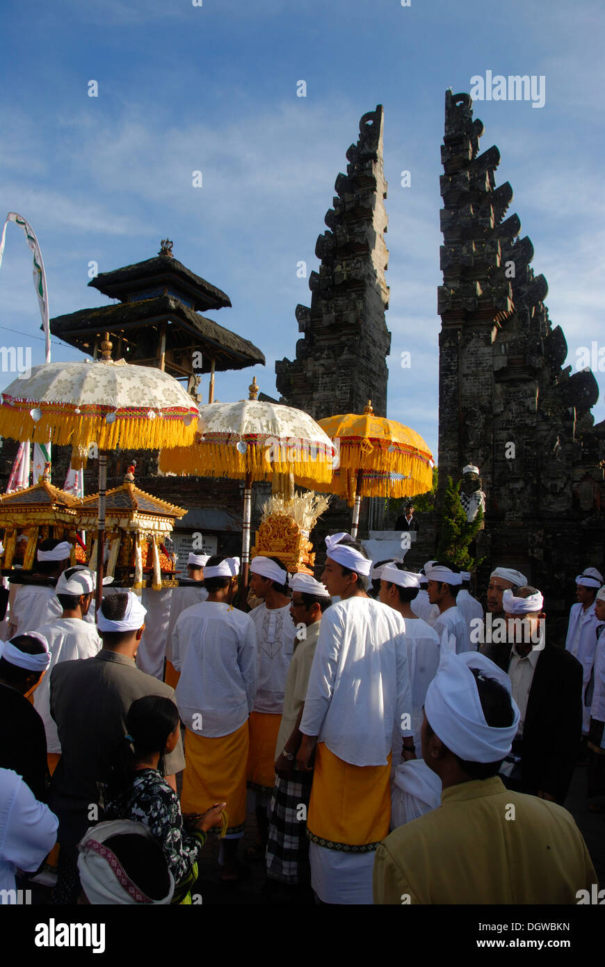 Balinesischen Hinduismus, Versammlung von Gläubigen, die Zeremonie, die Gläubigen im Tempel-Kleid mit Sonnenschirmen, Tor, Candi Bentar aufgeteilt Stockfoto