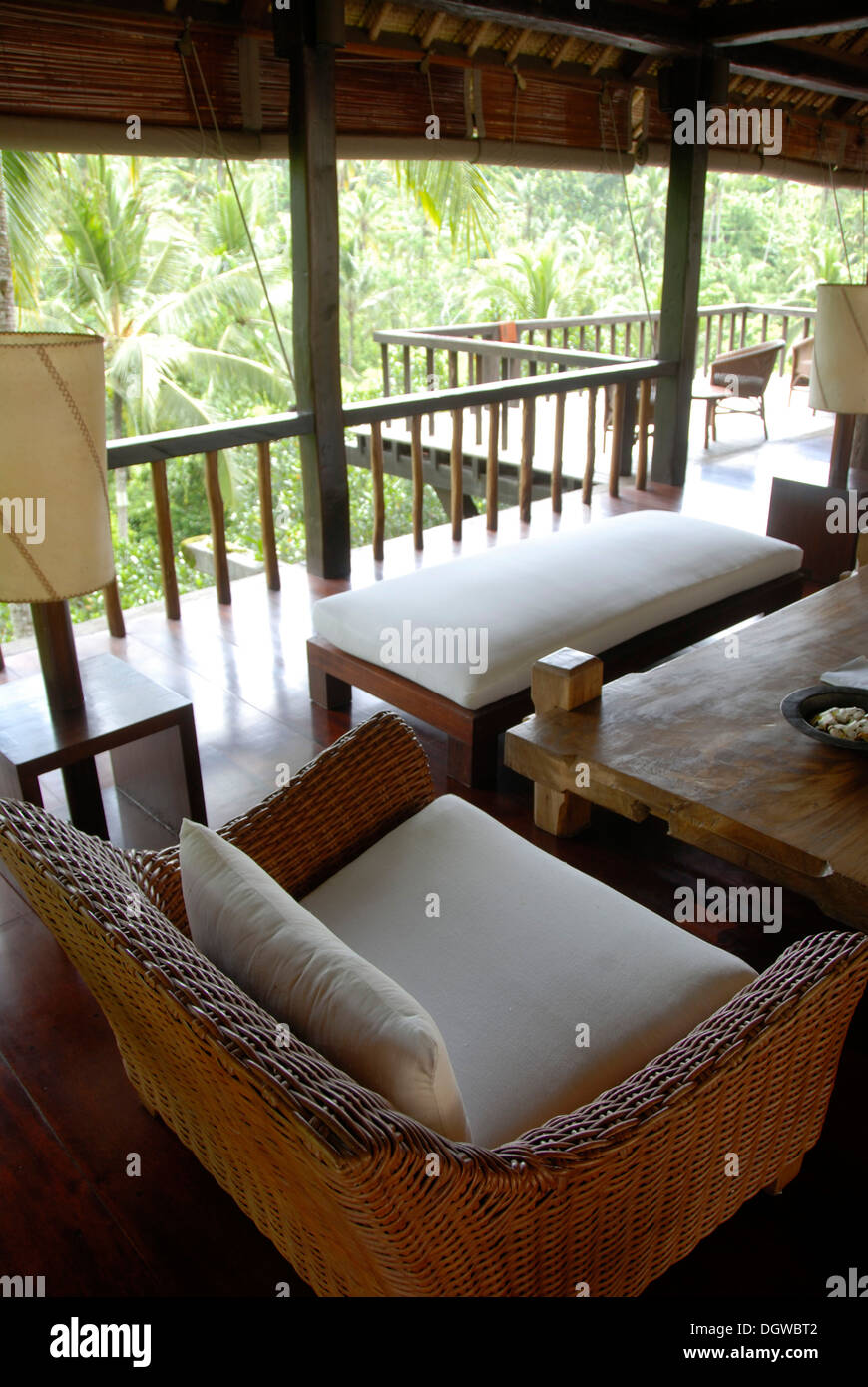 Hotel, Rattan-Möbel in einer gemütlichen Sitzecke, einer stilvollen Lodge, Como Shambhala Resort in der Nähe von Ubud, Bali, Indonesien Stockfoto