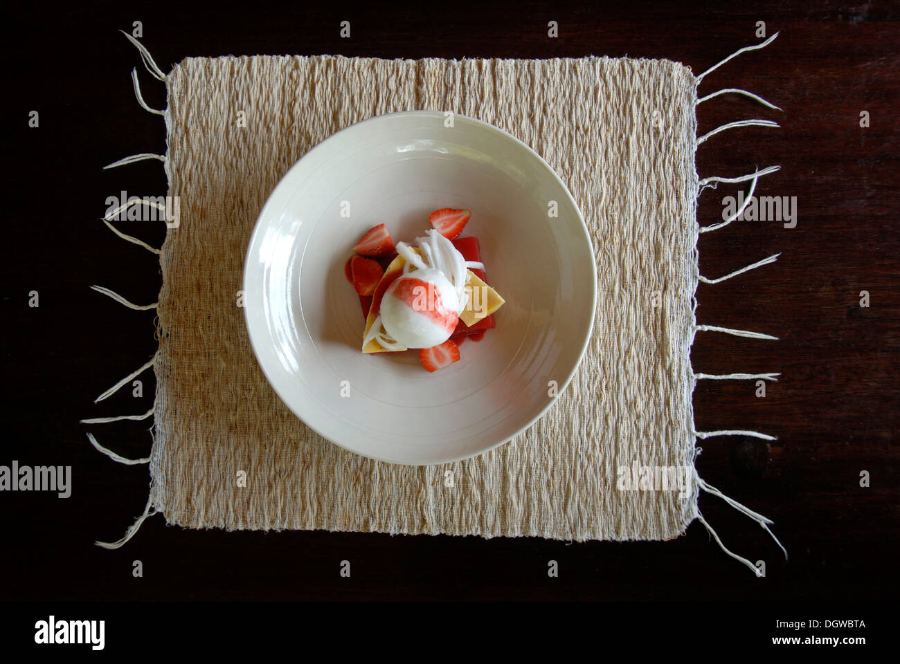 Hotel, Restaurant, Essen, Gastronomie, Menü, Dessert, Zitrone Kugeln mit frischen Erdbeeren und Bananen auf Platte Stockfoto
