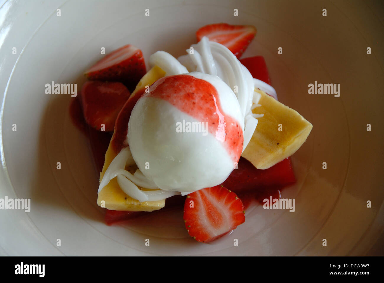 Hotel, Restaurant, Essen, Gastronomie, Dessert, Zitrone Kugeln mit frischen Erdbeeren und Bananen auf Platte Stockfoto