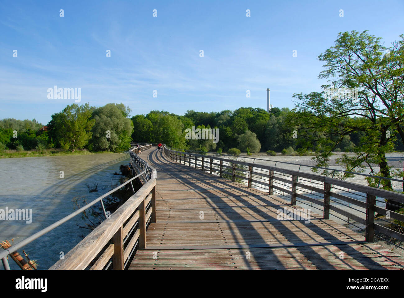 Brücke über die Isar River, Flut, Wasser unter der Brücke Flauchersteg, Flaucher, Sendling, München, Oberbayern streaming Stockfoto