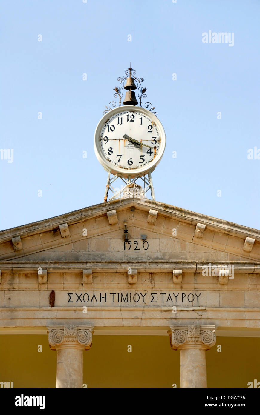 Uhr auf dem Dach, Neoklassizismus, alte Ttwn Halle, Pano Lefkara, südlichen Zypern, Republik Zypern, Mittelmeer, Europa Stockfoto