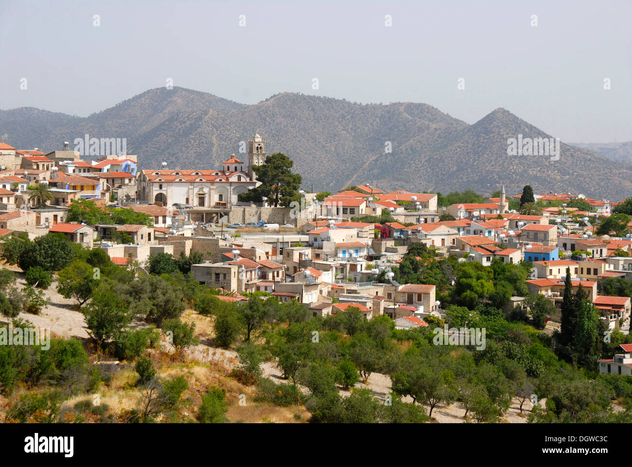 Mit Blick auf das Dorf mit Kirchturm und Minarett, Pano Lefkara, Süd-Zypern, Republik Zypern, Mittelmeer Stockfoto
