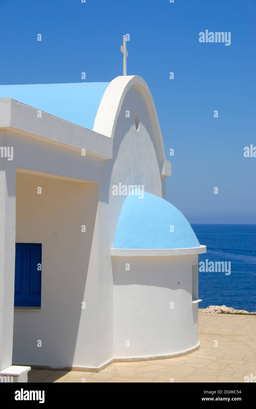 Griechisch orthodoxe Christentum, Kirche von Ayioi Anargyri, Agioi Anargyroi, Kapelle, blaues Meer, Kap Greco, in der Nähe von Ayia Napa Stockfoto