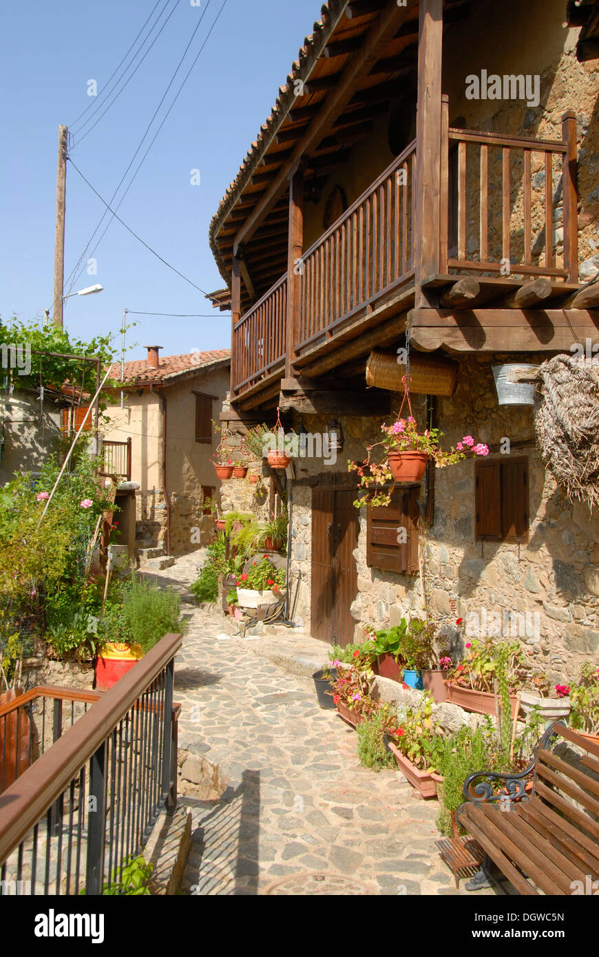 Romantische Gasse mit Blumen, Berg Dorf Kakopetria, Troodos-Gebirge, Süd-Zypern, Zypern Stockfoto