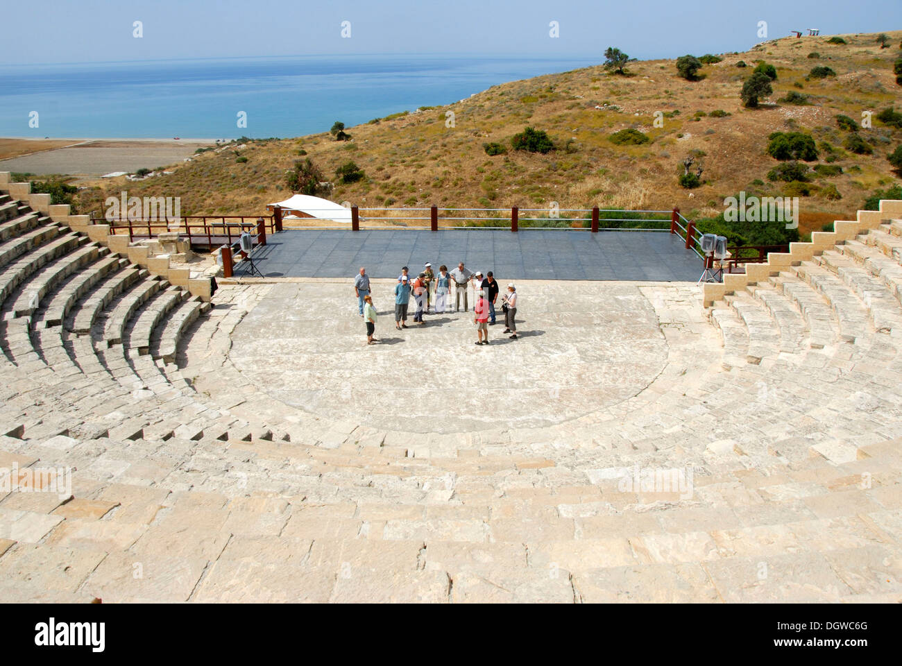 Gruppenreise, studieren, Reise, Archäologie, antike Ausgrabungsstätte, griechisch-römischen Theater, Kourion, Episkopi in der Nähe von Limassol Stockfoto