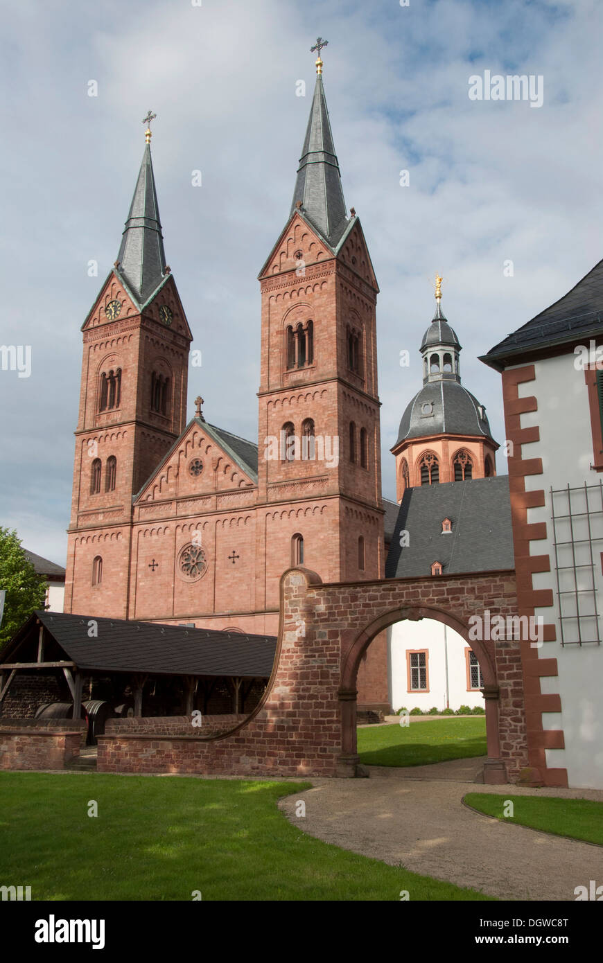 Neoromanische Westfassade, Basilika St. Marcellinus und Petrus