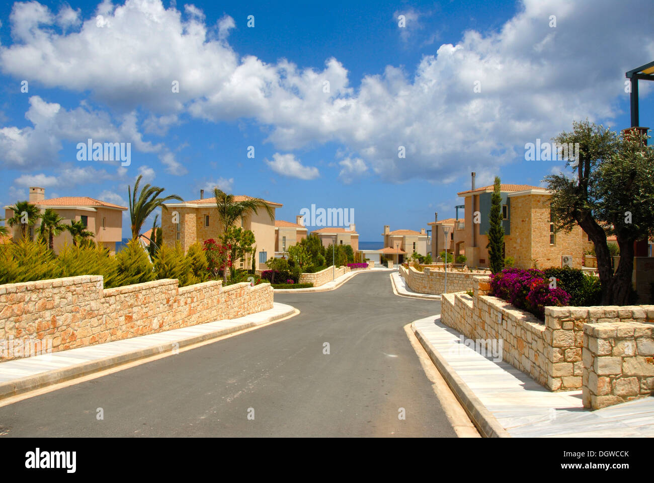 Immobilien, Straße in einem Neubaugebiet mit neu gebauten Häusern, Latchi in der Nähe von Pahos, Süd-Zypern, Zypern Stockfoto
