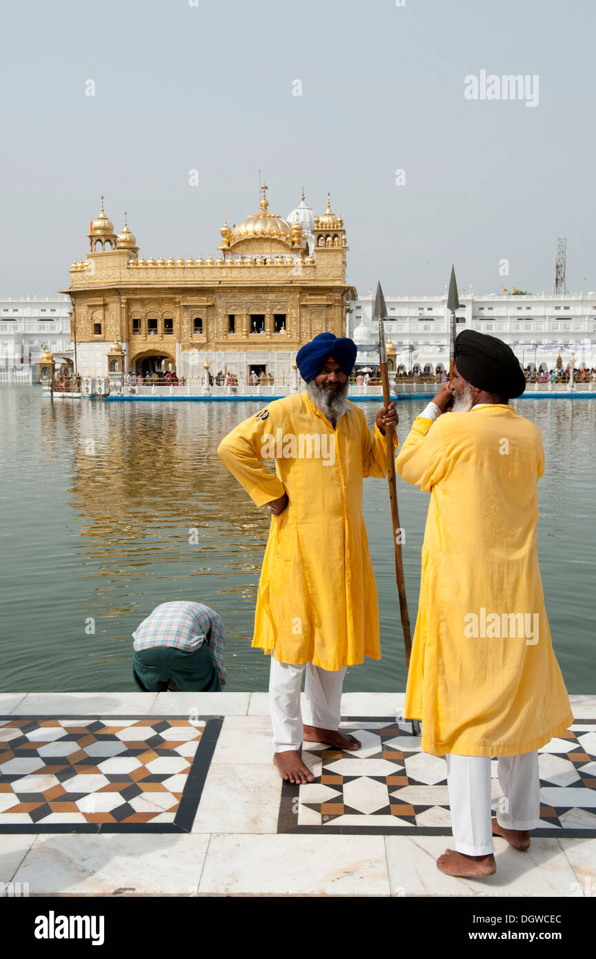 Sikhism, zwei Sikh Wächter hält eine Lanze tragen Turbane und Bärte im Gespräch mit einander, Heiligtum Stockfoto