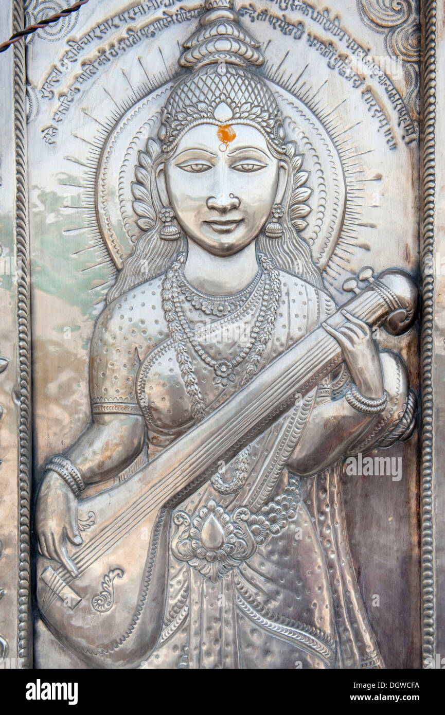 Hinduismus, verziert Silber, Göttin Saraswati hält ein Musikinstrument, Göttin der Weisheit und des Lernens Stockfoto