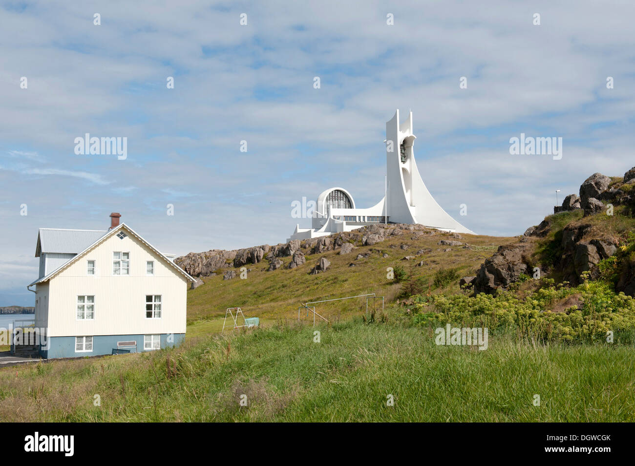 Moderne weiße Kirche auf einem Hügel, Stykkishólmur, Island, Scandinavia, Nordeuropa, Europa Stockfoto