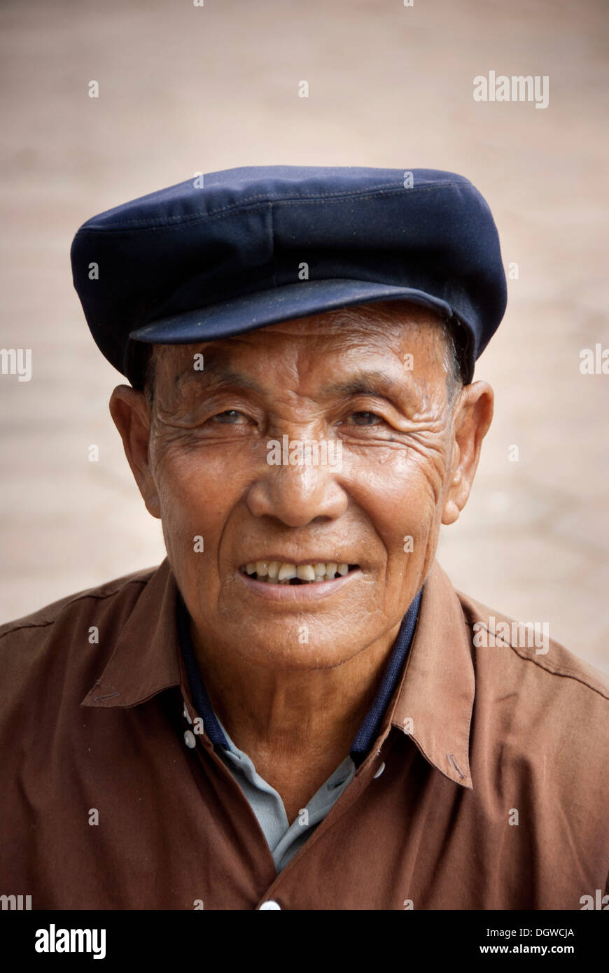 Porträt, chinesische Mann trägt einen Mao Mütze, Jiangcheng, Pu'er Stadt,  Yunnan Province, Volksrepublik China, Südostasien Stockfotografie - Alamy