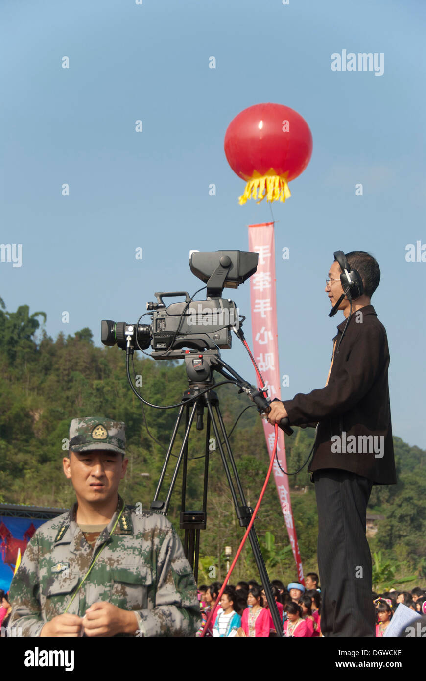Zensur, Zensur der Press, ein Soldat bewacht vor einem Kameramann mit einer TV-Kamera, TV-Sendung eines Festivals Stockfoto