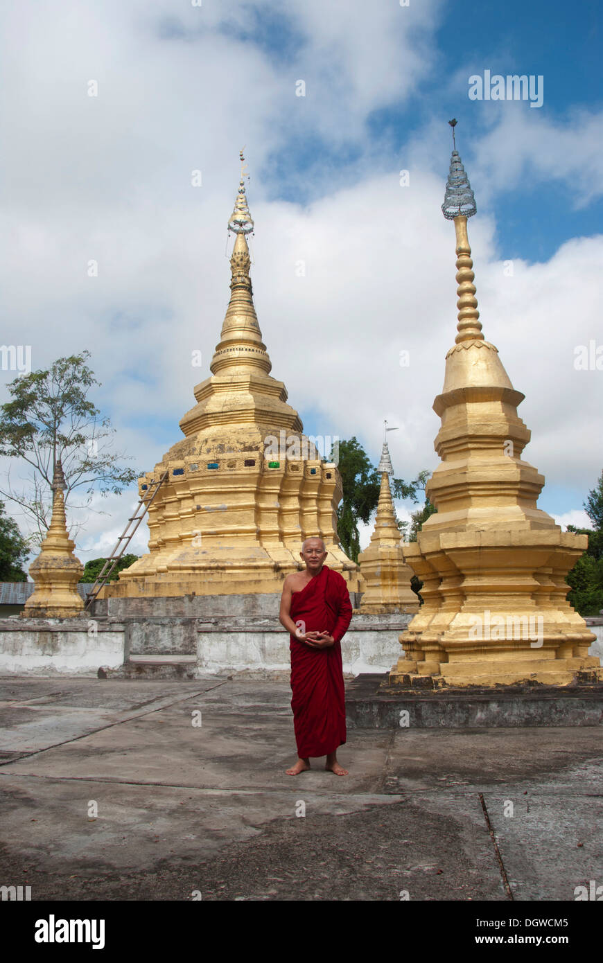 Theravada Buddhismus, goldene Stupa, Mönch in roten Roben, dass Xieng Tung, Muang Sing, Luang Namtha Provinz, Sipsongpanna, Laos Stockfoto