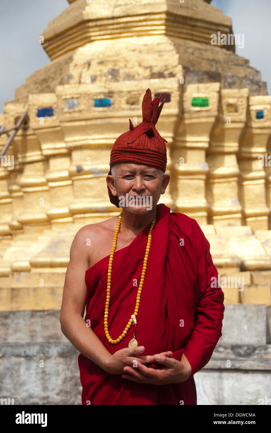 Theravada Buddhismus, goldene Stupa, Mönch in roten Roben und Cap, dass Xieng Tung, Muang Sing, Luang Namtha Provinz, Sipsongpanna Stockfoto