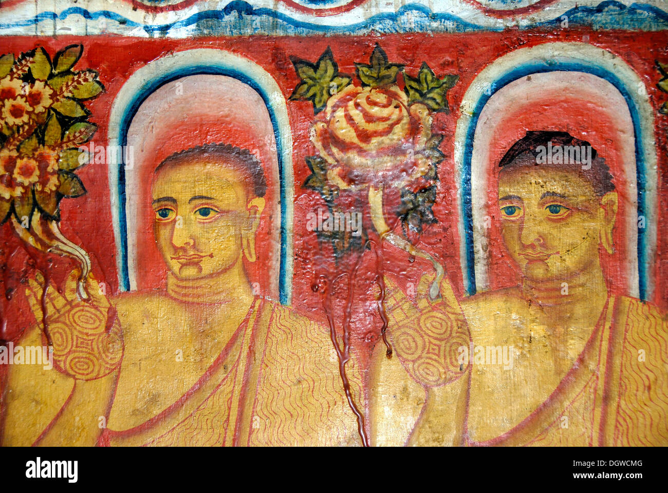 Theravada-Buddhismus, alte Wandgemälde, Buddhas mit Halos mit Blumen in der Hand Mulgirigala Tempel, Mulkirigala, Ceylon Stockfoto Theravada-Buddhismus, alte Wandgemälde, Buddhas mit Halos mit Blumen in der Hand Mulgirigala Tempel, Mulkirigala, Ceylon Stockfoto