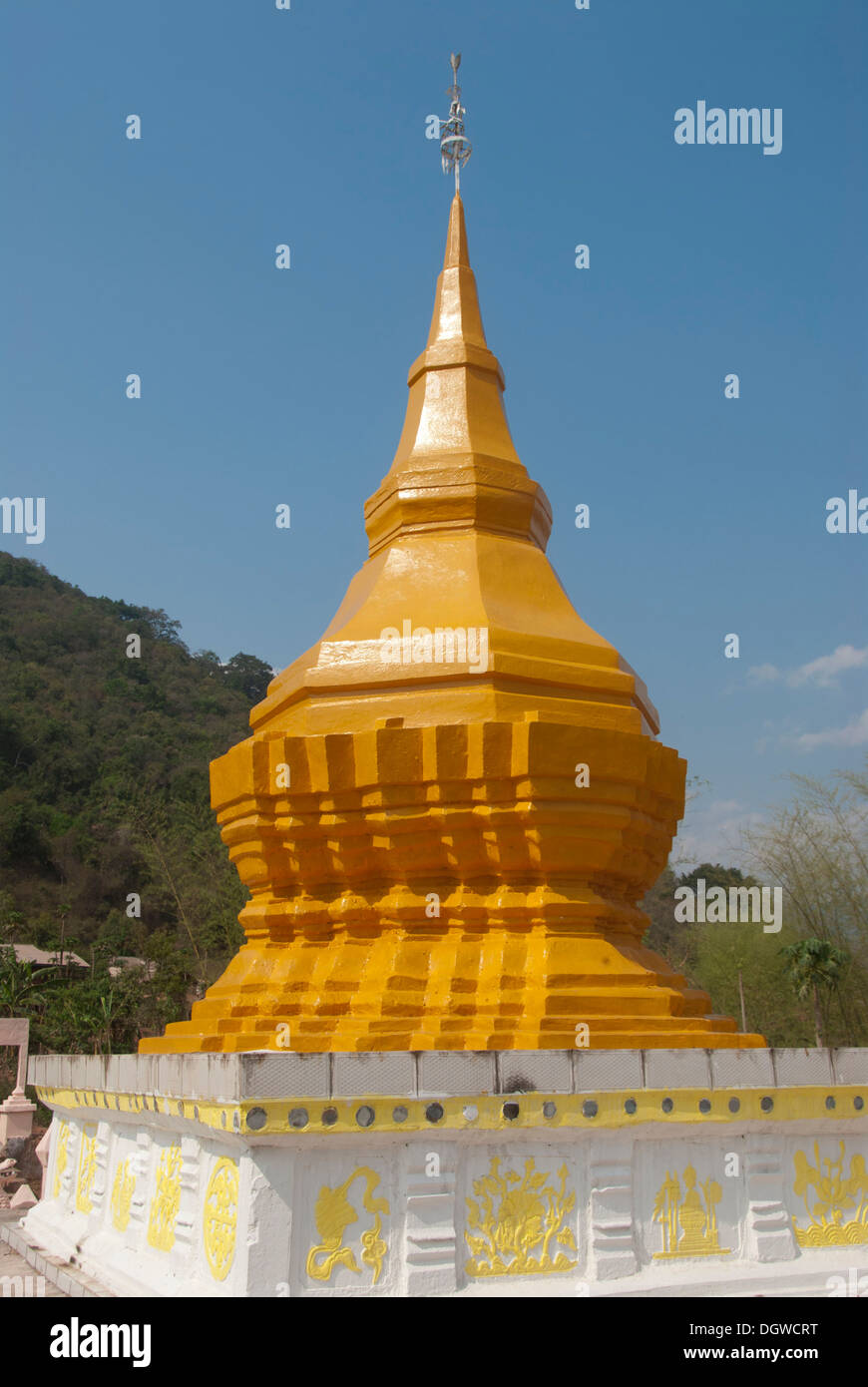 Theravada-Buddhismus, gelbe Stupa, dass Hu Muang, Ou Tai, Gnot Ou district, Nyot Ou, Phongsali oder hat Provinz, Laos Stockfoto