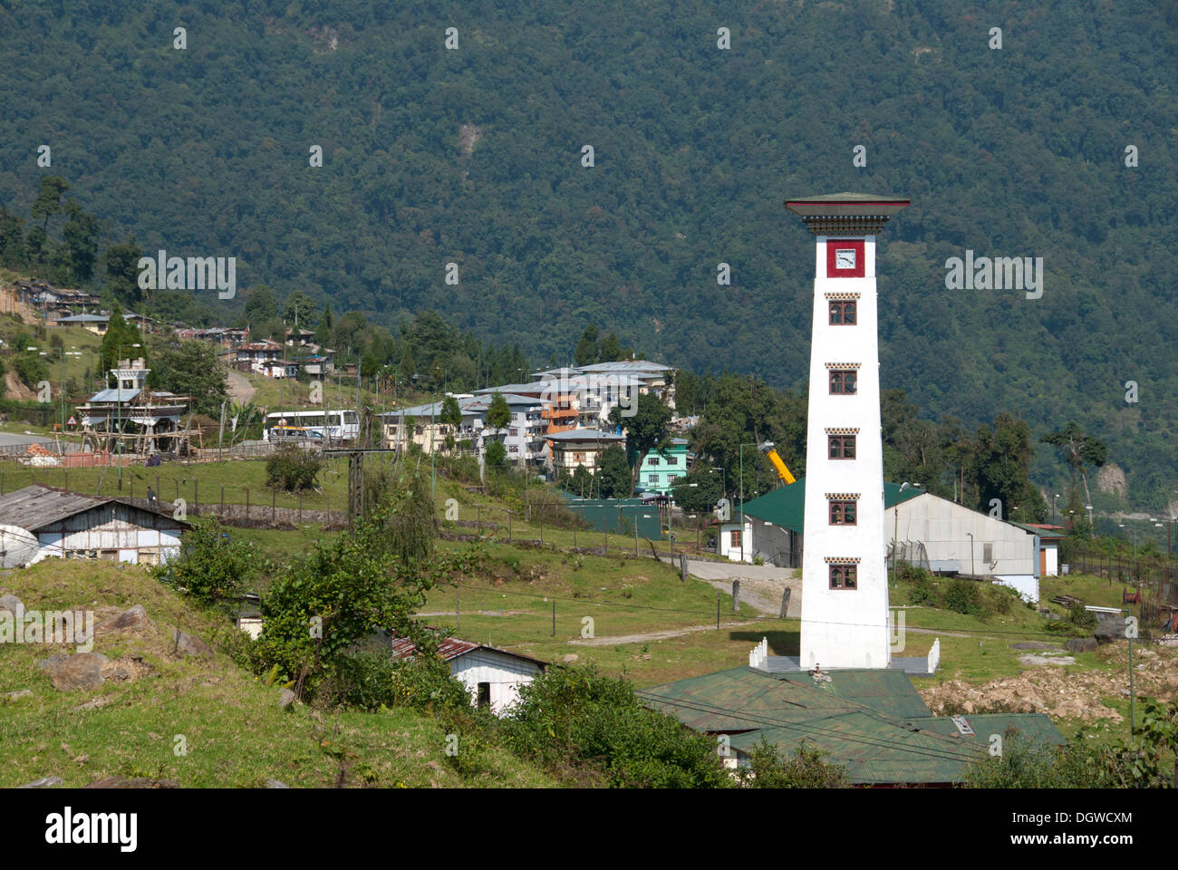 Gedhu Dorf mit einem Turm, Königreich Bhutan, Südasien, Asien Stockfoto