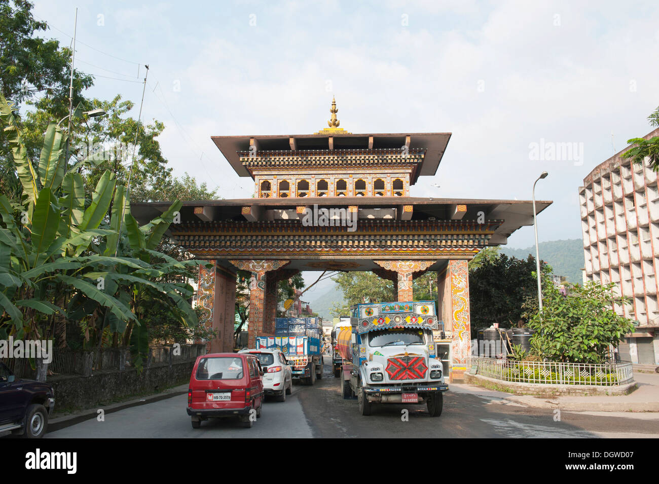 Verkehr durch Bhutan Tor, Grenze, Ansicht von der Seite von Bhutan, Jaigaon in Phuentsholing, Königreich Bhutan, Indien, Südasien Stockfoto