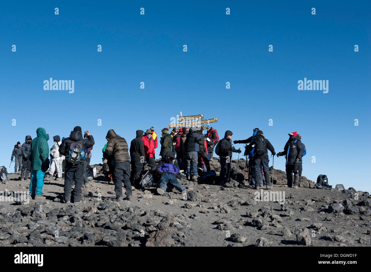 Bergsteigen, Massentourismus, viele Bergsteiger auf ein Zeichen auf dem Gipfel des Mount Kilimanjaro, Kibo, Uhuru Peak, 5895m Stockfoto