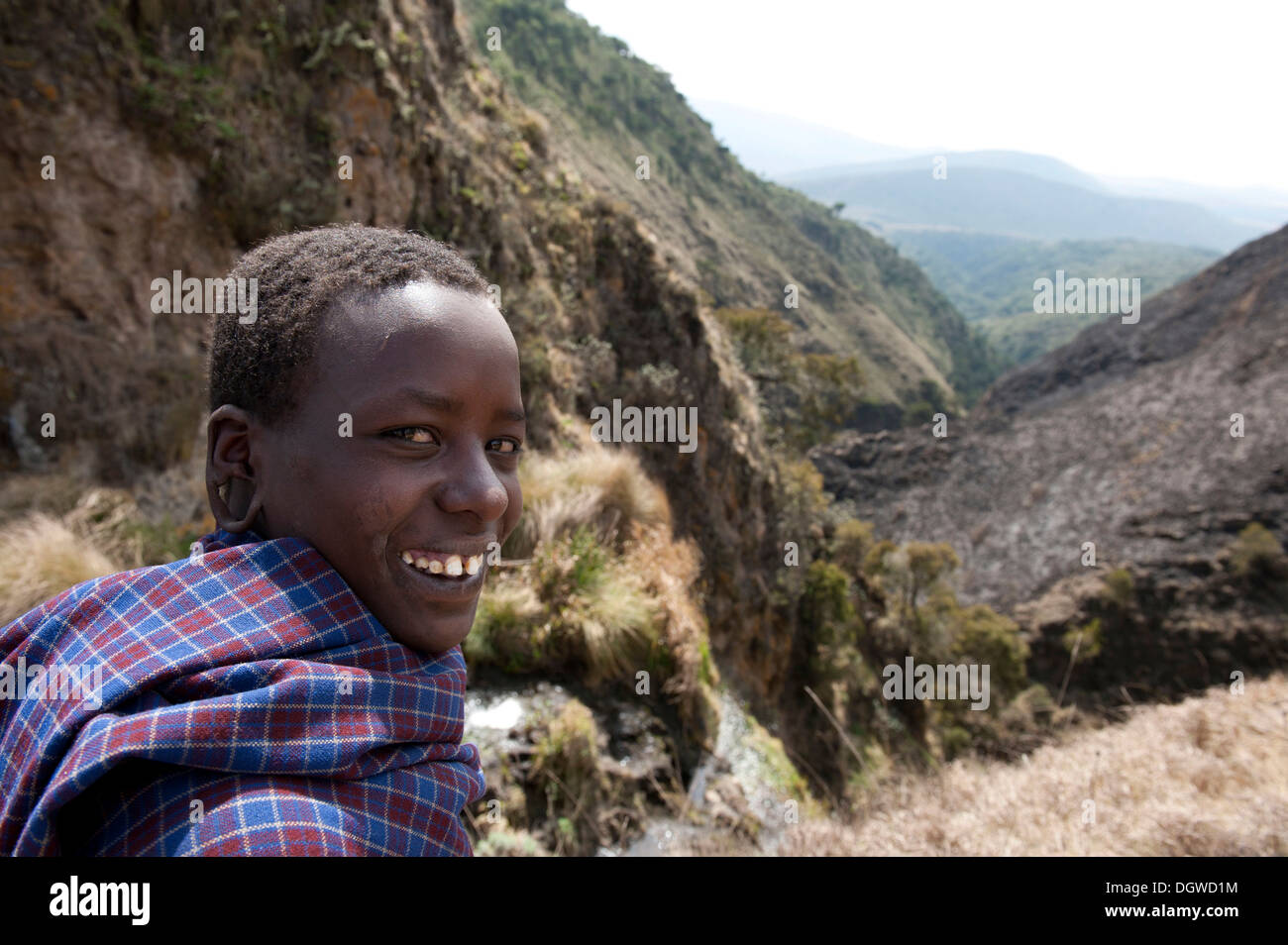 Ethnologie, Porträt, Lächeln Maasai junge, Schlucht am Olmoti Crater, in der Nähe von Nainokanoka, Ngorongoro Conservation Area, Tansania Stockfoto