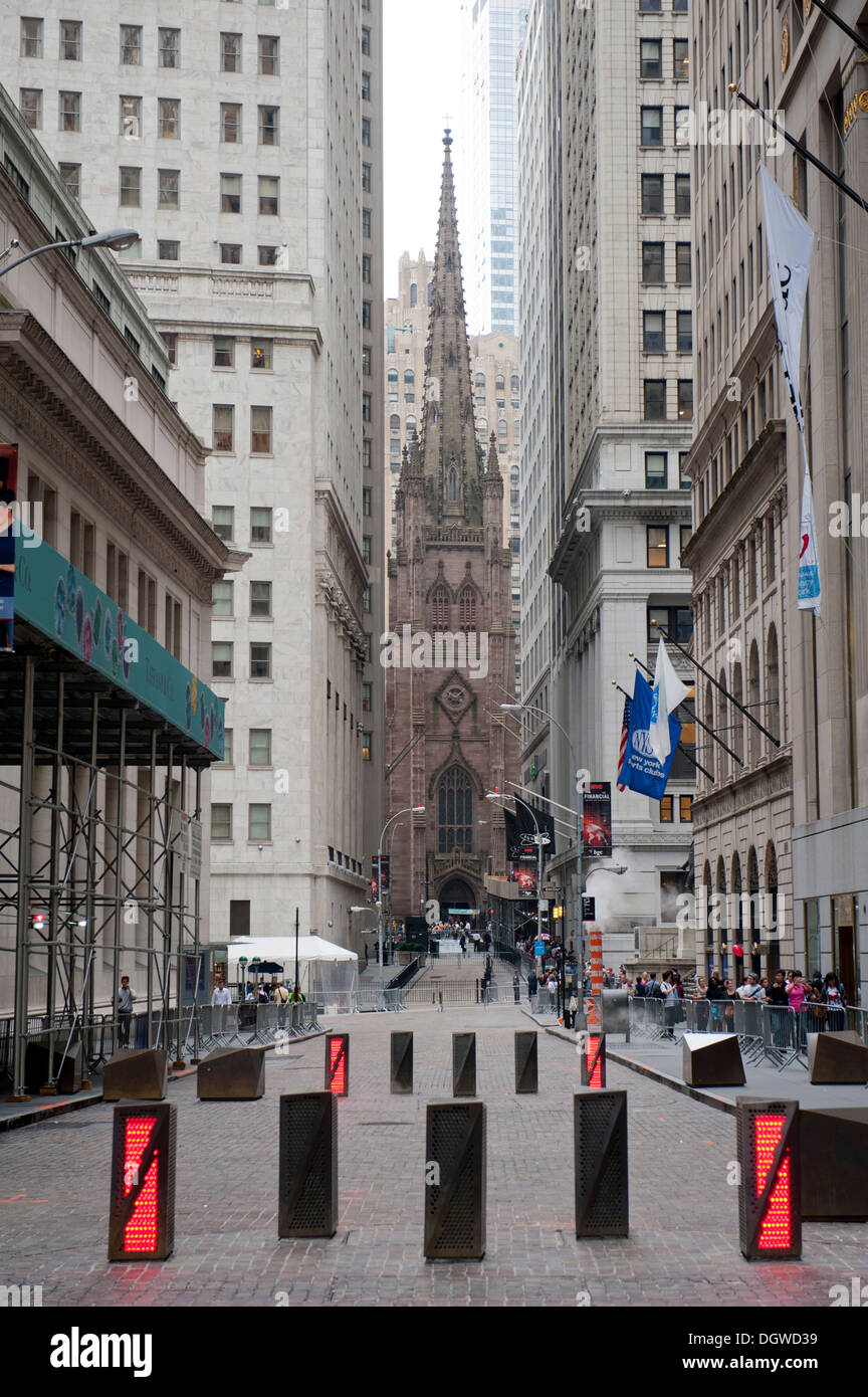 Straßensperre, Blick durch die blockierte Wall Street in Richtung Trinity Church, Financial District, Lower Manhattan, New York City, USA Stockfoto