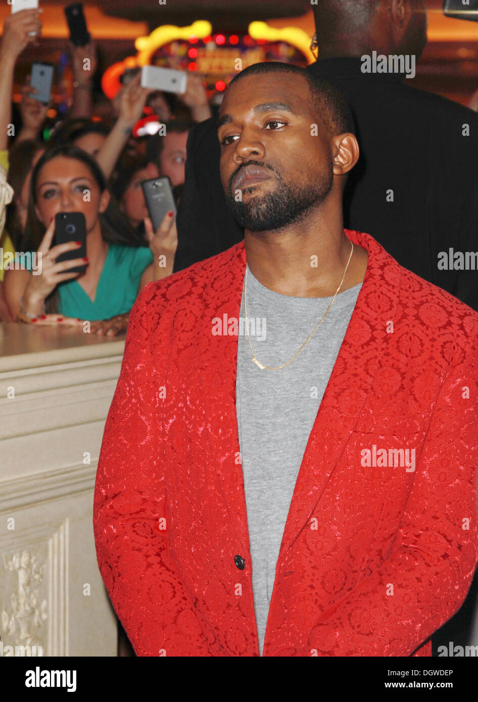 Las Vegas, Nevada, USA. 26. Oktober 2013. Rapper Kanye West kommt bei TAO Nightclub im Venetian Resort-Hotel-Casino auf 25. Oktober 2013 Kardashian 33. Geburtstag in Las Vegas, Nevada-Credit: Marcel Thomas/ZUMAPRESS.com/Alamy Live News Stockfoto