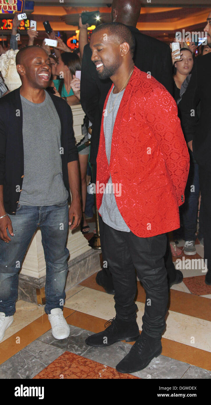 Las Vegas, Nevada, USA. 26. Oktober 2013. Rapper Kanye West kommt bei TAO Nightclub im Venetian Resort-Hotel-Casino auf 25. Oktober 2013 Kardashian 33. Geburtstag in Las Vegas, Nevada-Credit: Marcel Thomas/ZUMAPRESS.com/Alamy Live News Stockfoto