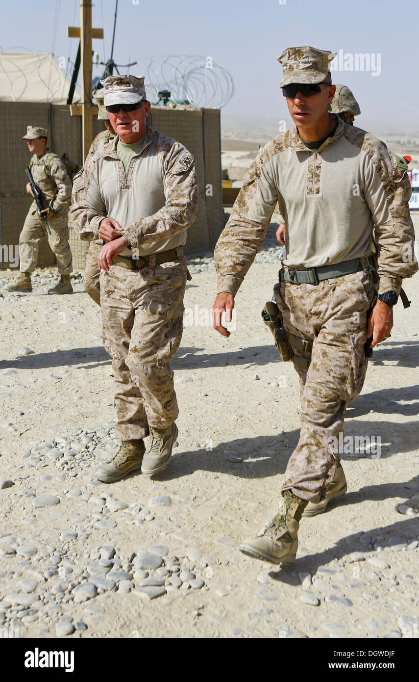 US Marine Corps Generalmajor Walter L. Miller Jr., links, Kommandierender general des Regional Command (Südwesten) und Oberstleutnant Daniel Stockfoto