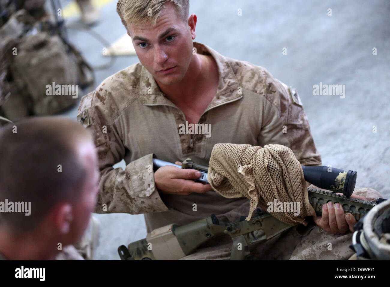 US-Marines mit Bravo Company, 1. Bataillon, 9. Marine Regiment, vorbereiten für eine Mission auf Camp Bastion, Afghanistan, 20. Oktober 2013. Die Mission wurde durchgeführt, um feindliche Betriebe in der Umgebung stören. Stockfoto