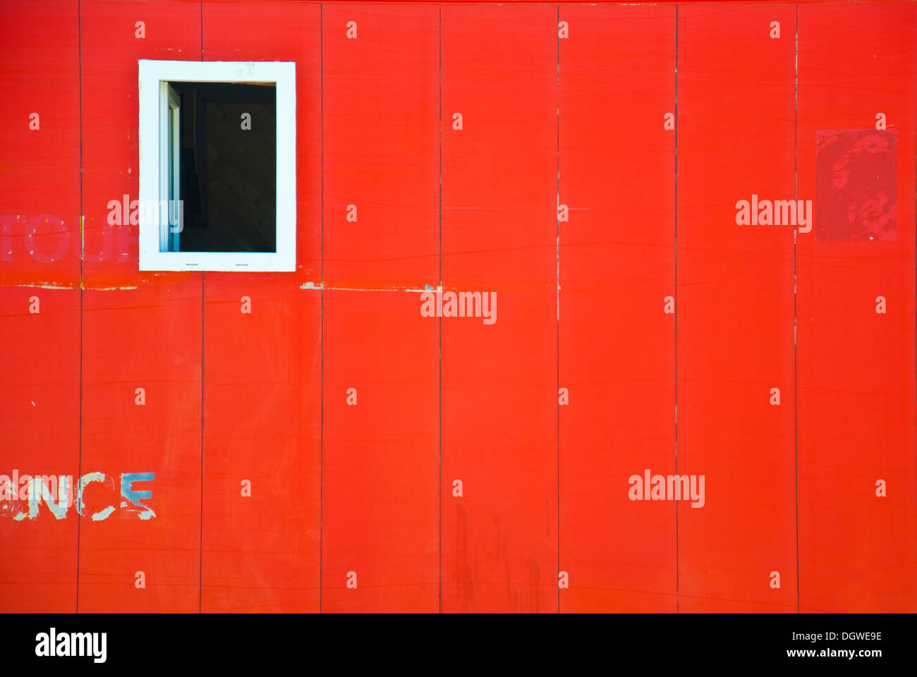 Weiße Fenster in roten Holz Wand Stockfoto