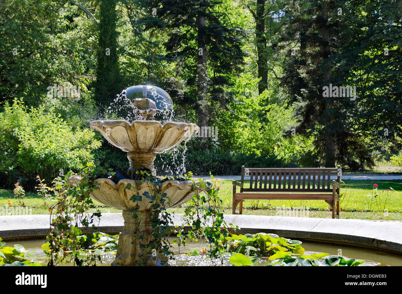 Große Blase am dekorativen Brunnen im Park Vrana, Sofia, Bulgarien Stockfoto