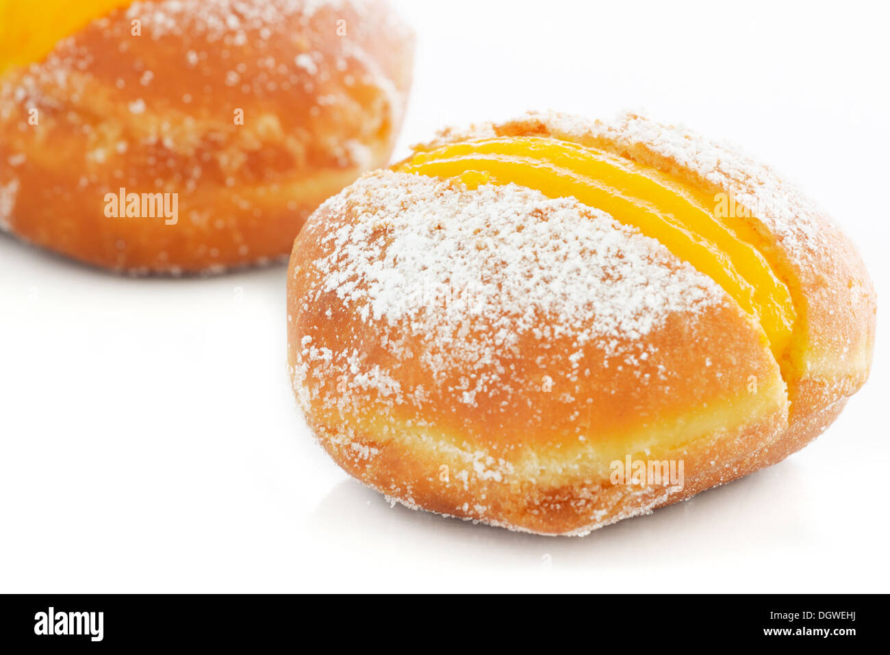 Portugiesischer Krapfen oder Berliner mit Ei-Crème auf weißem Hintergrund Stockfoto Portugiesischer Krapfen oder Berliner mit Ei-Crème auf weißem Hintergrund Stockfoto