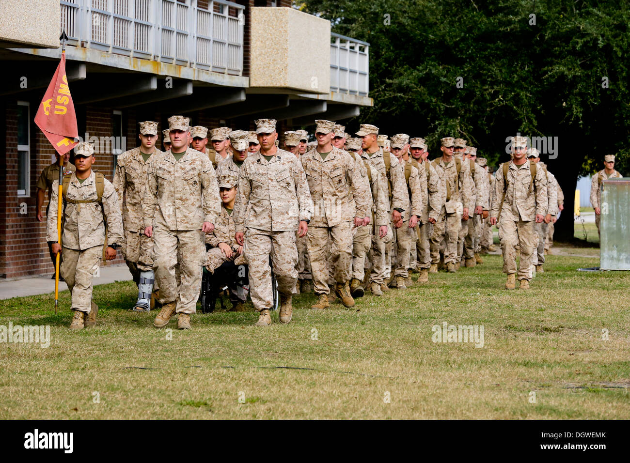 MARINE CORPS BASE CAMP LEJEUNE, N.C - Marines und Segler mit Fox Company, 2. Bataillon, 2. Marine Regiment, marschieren in Formation, treffen Sie ihre Freunde und Familie nach über eine 8 Monate Einsatz in Afghanistan zur Unterstützung der Operation Enduring Freedom, Stockfoto