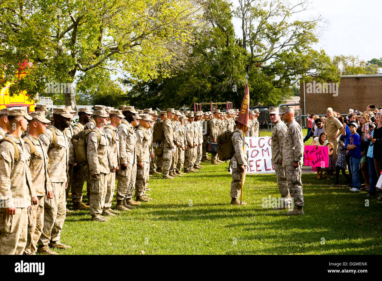 MARINE CORPS BASE CAMP LEJEUNE, N.C - Marines und Segler mit Fox Company, 2. Bataillon, 2. Marine Regiment, marschieren in Formation, treffen Sie ihre Freunde und Familie nach über eine 8 Monate Einsatz in Afghanistan zur Unterstützung der Operation Enduring Freedom, Stockfoto