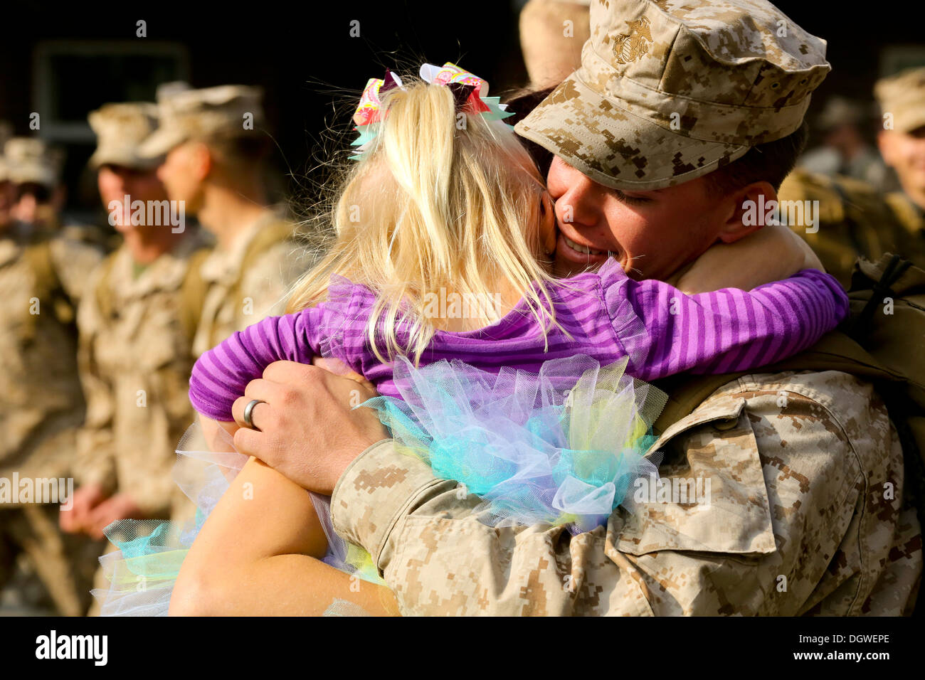 MARINE CORPS BASE CAMP LEJEUNE, North Carolina - Lance Cpl. Travis Hegmann, Teamleiter mit Fox Company, 2. Bataillon, 2. Marineregiment und Steuart, Florida Native, umarmt seine Tochter zum ersten Mal nach etwa eine 8-monatige Einsatz nach Afghanistan in supp Stockfoto