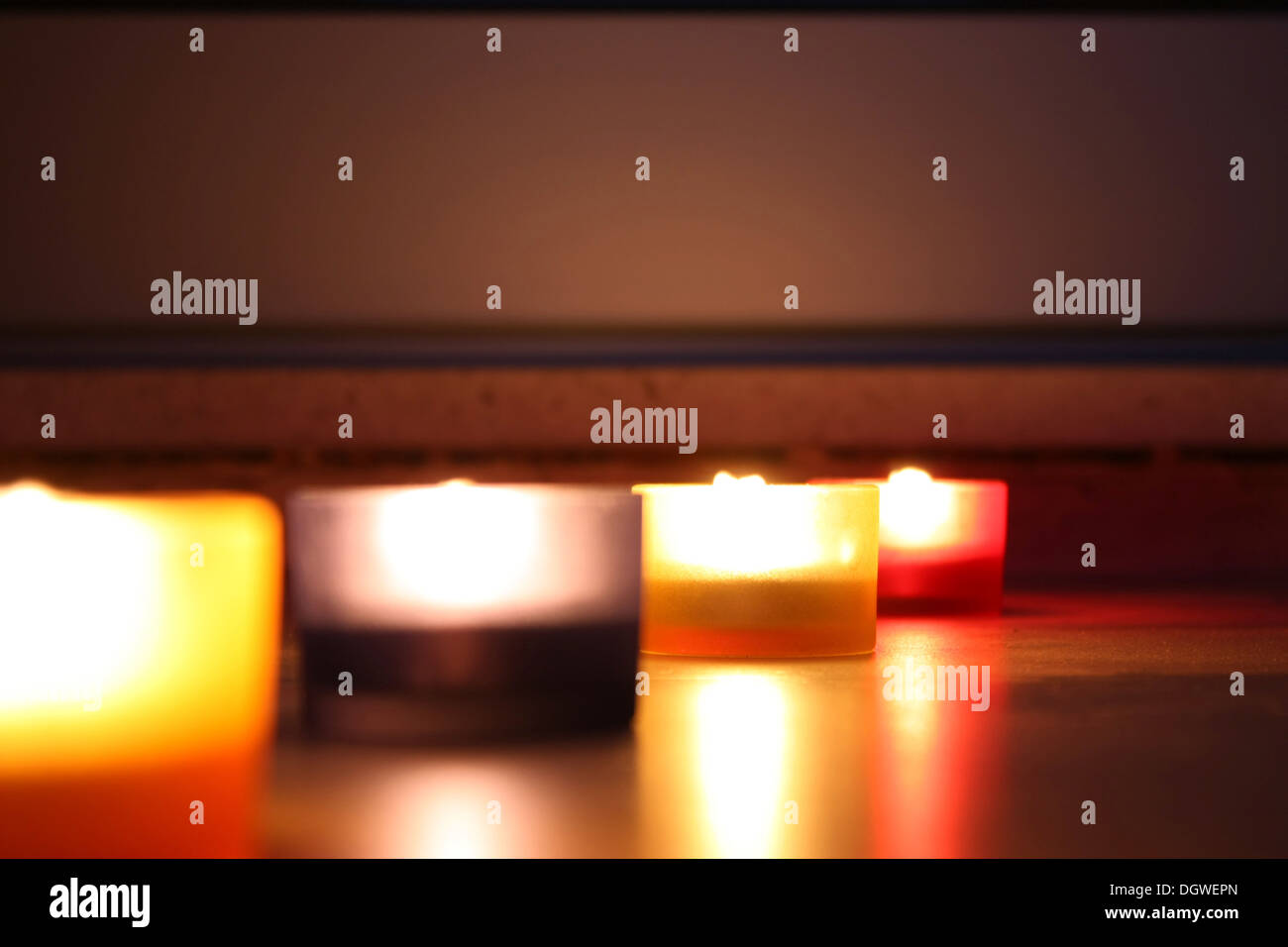 Entspannende Atmosphäre von Kerzenlicht über einem dunklen Hintergrund Set Stockfoto