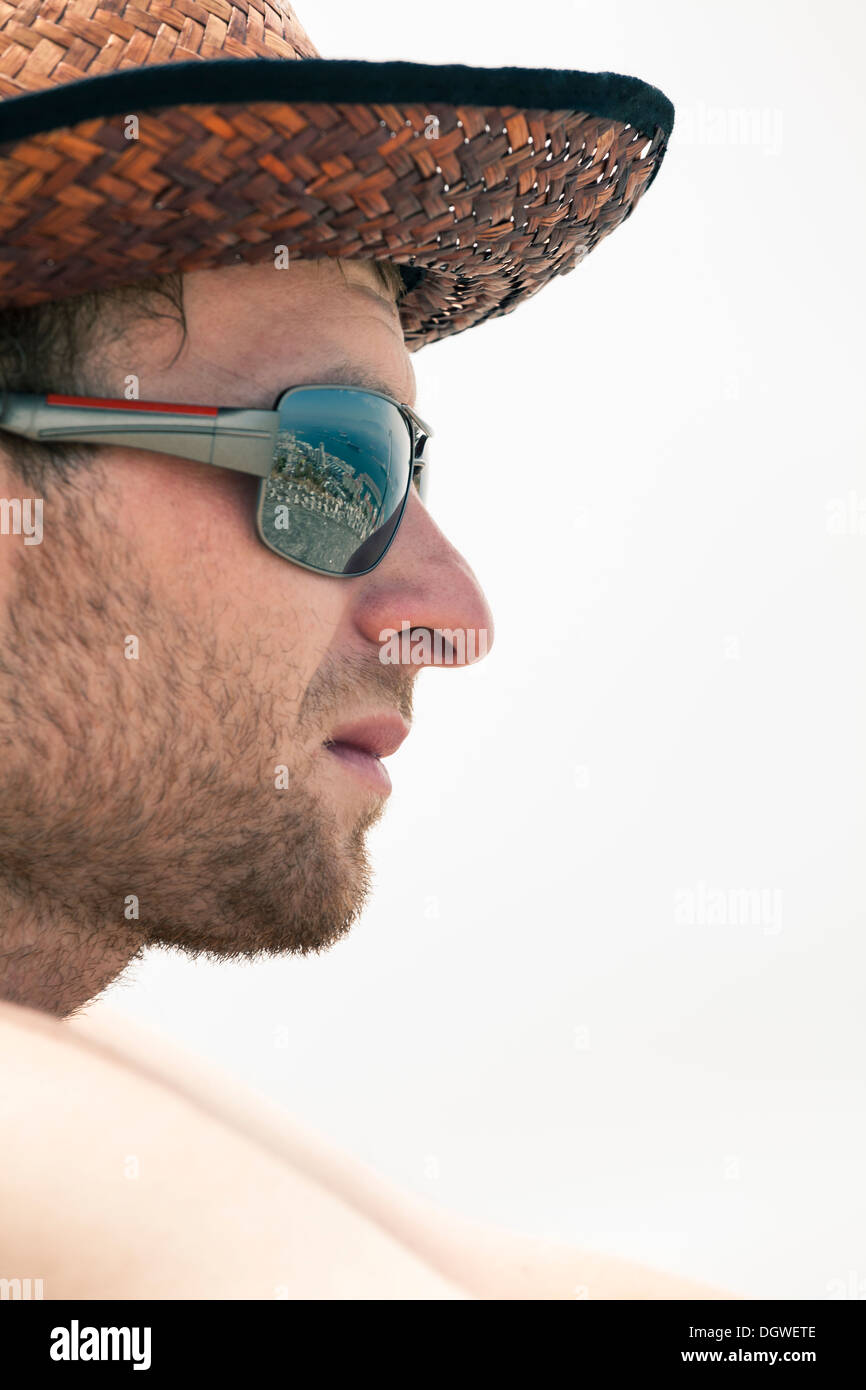 Nahaufnahme des jungen bärtigen Mann in Hut und eine Sonnenbrille. Stockfoto