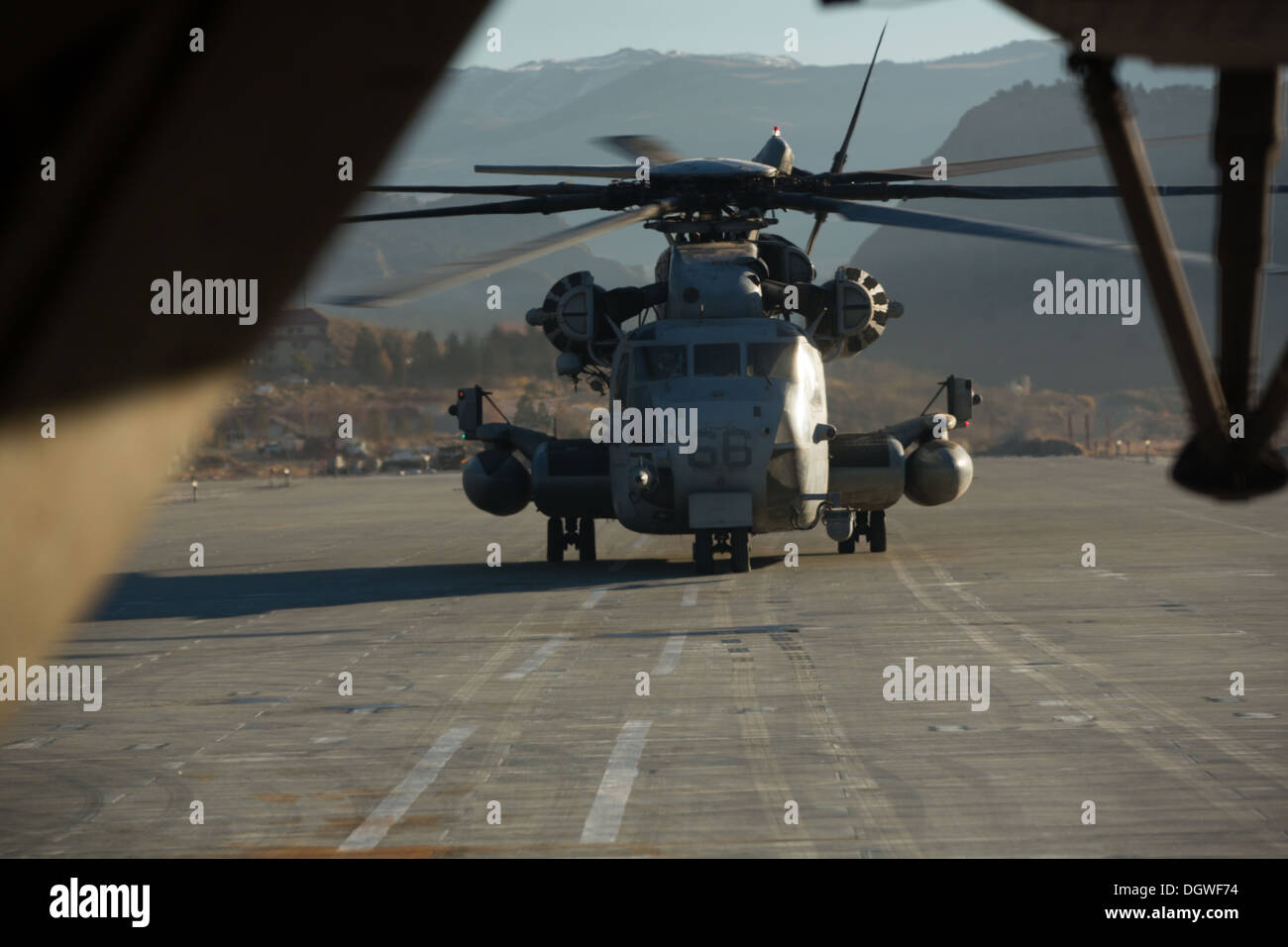 Vier US-Marinekorps CH-53E Super Stallion Transporthubschrauber mit Marine schwere Hubschrauber Geschwader 466 (HMH-466), Marine A Stockfoto