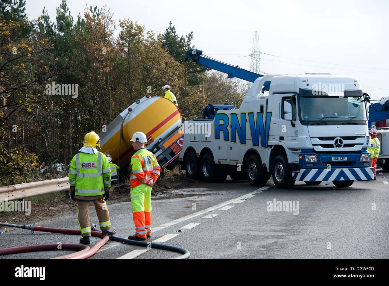 LKW-Benzin-Tanker stürzte Autobahn Erholung schwer Stockfoto