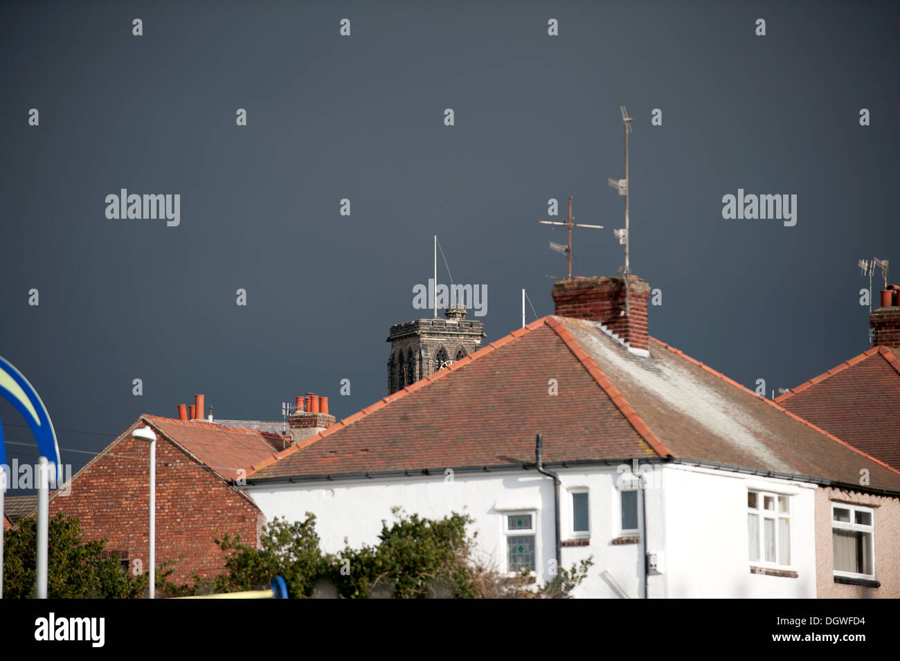 Dunkel schwarz grau gewittriger Gewitterhimmel Hausdach Stockfoto
