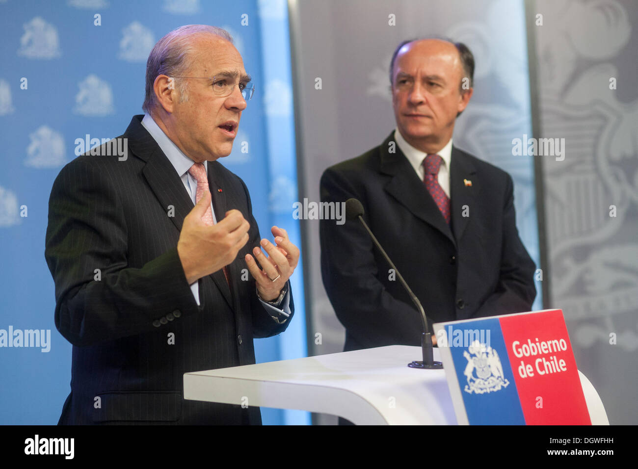 Santiago Del Chile, Chile. 24. Oktober 2013. Der Minister-Generalsekretär der Präsidentschaft von Chile, CristiÃƒÂ¡n Larroulet, und der Generalsekretär der OECD, ÃƒÂ Ngel GurrÃƒÂa, geben eine Pressekonferenz am Palacio La Moneda in Santiago de Chile. © David Von Blohn/NurPhoto/ZUMAPRESS.com/Alamy Live-Nachrichten Stockfoto