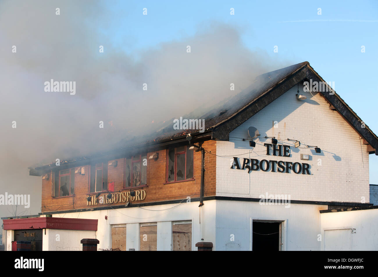 Heruntergekommenen Pub Wirtshaus Dach auf Feuer Brandstiftung Stockfoto