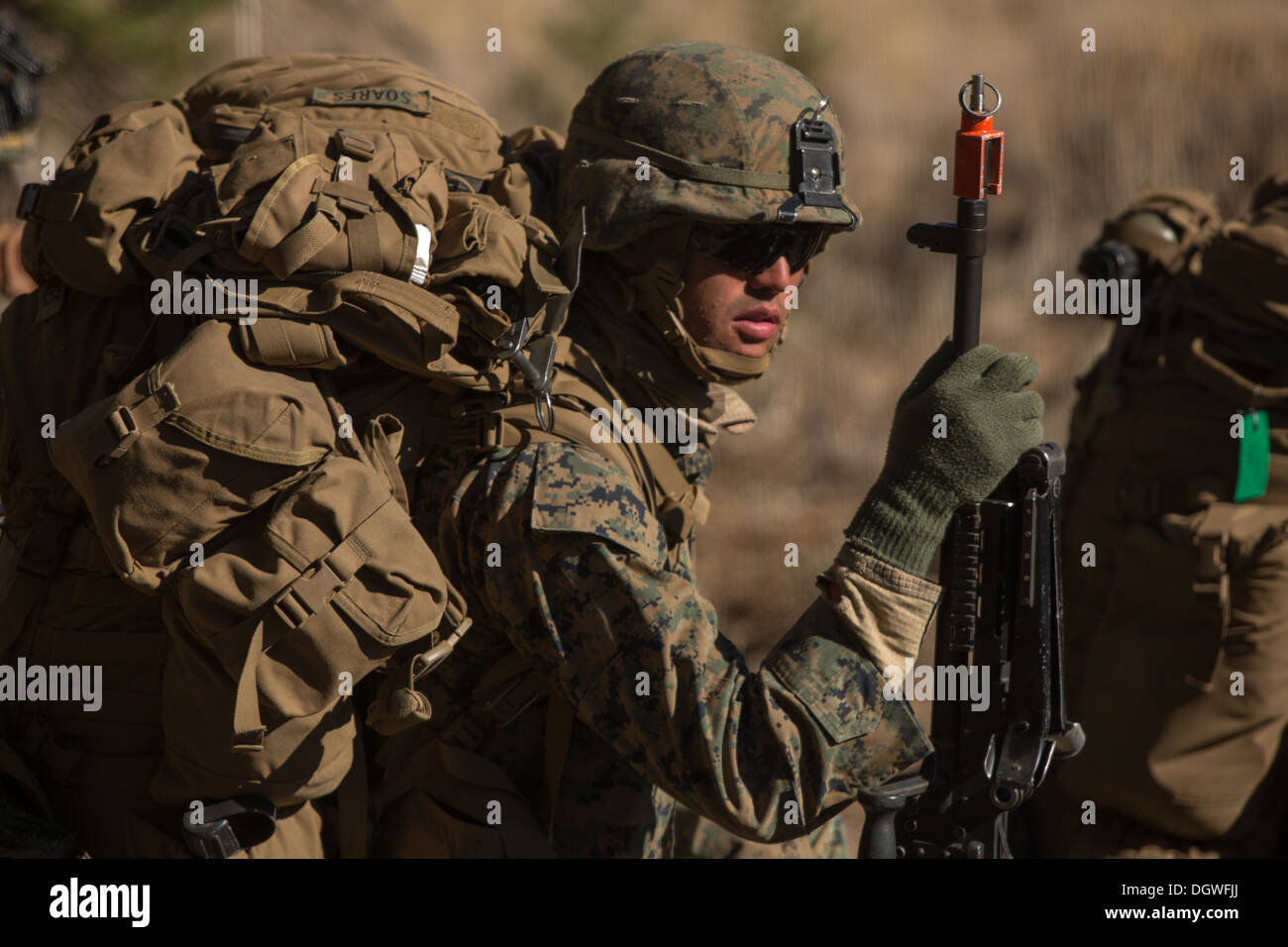 Ein US-Marine vom 1. Bataillon, 5. Marineregiment (1/5), 1. Marineabteilung aus Camp Pendleton, Kalifornien wartet an einer Entnahmestelle am Marinekorps Mountain Warfare Training Center (MCMWTC) in Bridgeport Kalifornien während Berg Übung (MTNEX) 6: 1 Stockfoto